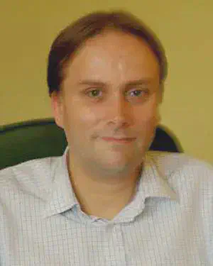 Energy efficiency (EE) and spectral efficiency (SE) versus signal-to-noise ratio (SNR) for the proposed dynamic bit allocation approach compared to fixed bit resolution benchmarks.