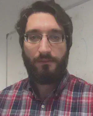 Energy efficiency (EE) and spectral efficiency (SE) versus number of transmit antennas (NT) for the proposed dynamic bit allocation approach compared to fixed bit resolution benchmarks.