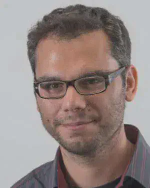 Energy efficiency (EE) performance versus number of bits allocated to the DAC/ADC resolution matrix for different SNR levels.